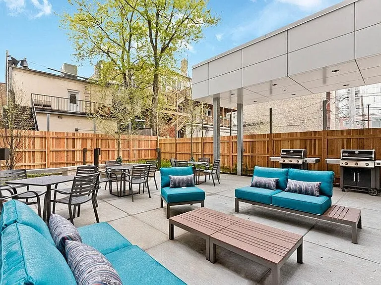 Edge on Broadway — Photo 4