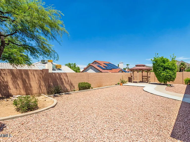 1924 E Sharon Dr — Photo 37