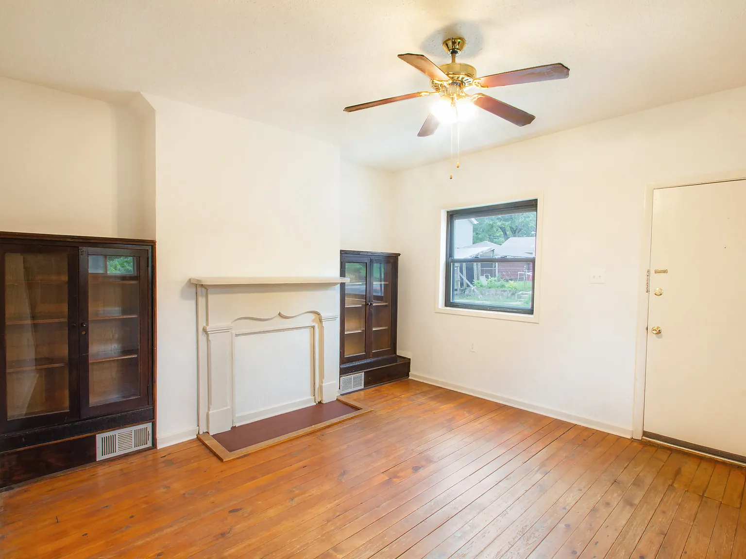 2 bed, 890 sqft, $1,399 — Photo 2