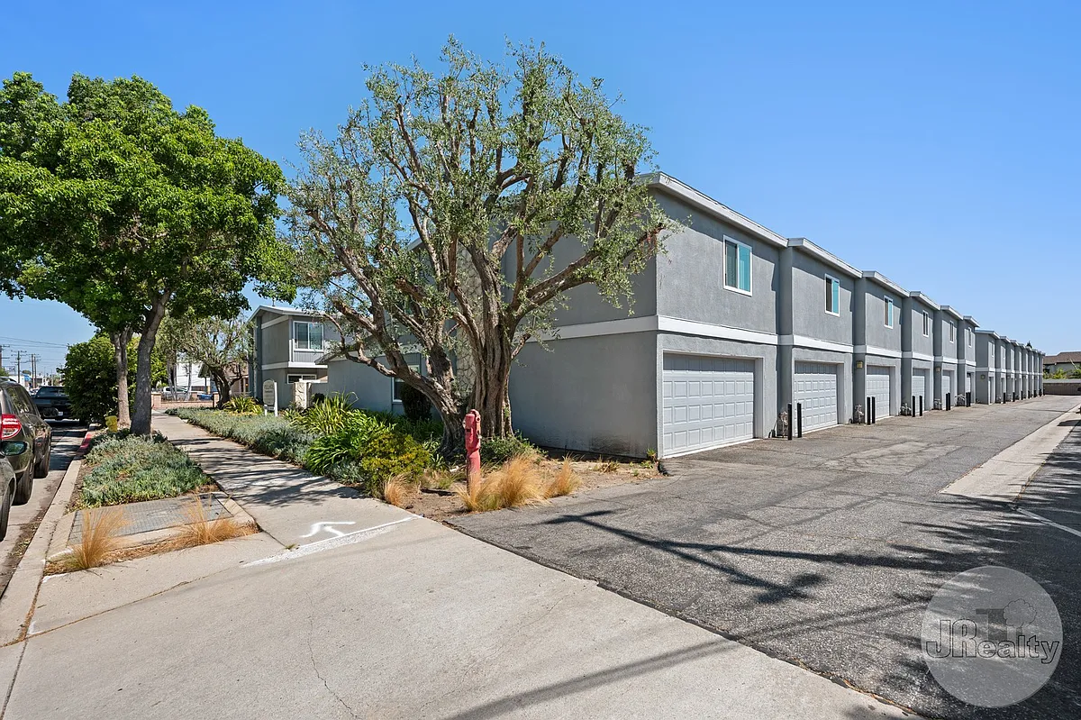 Building Photo - Village Townhomes