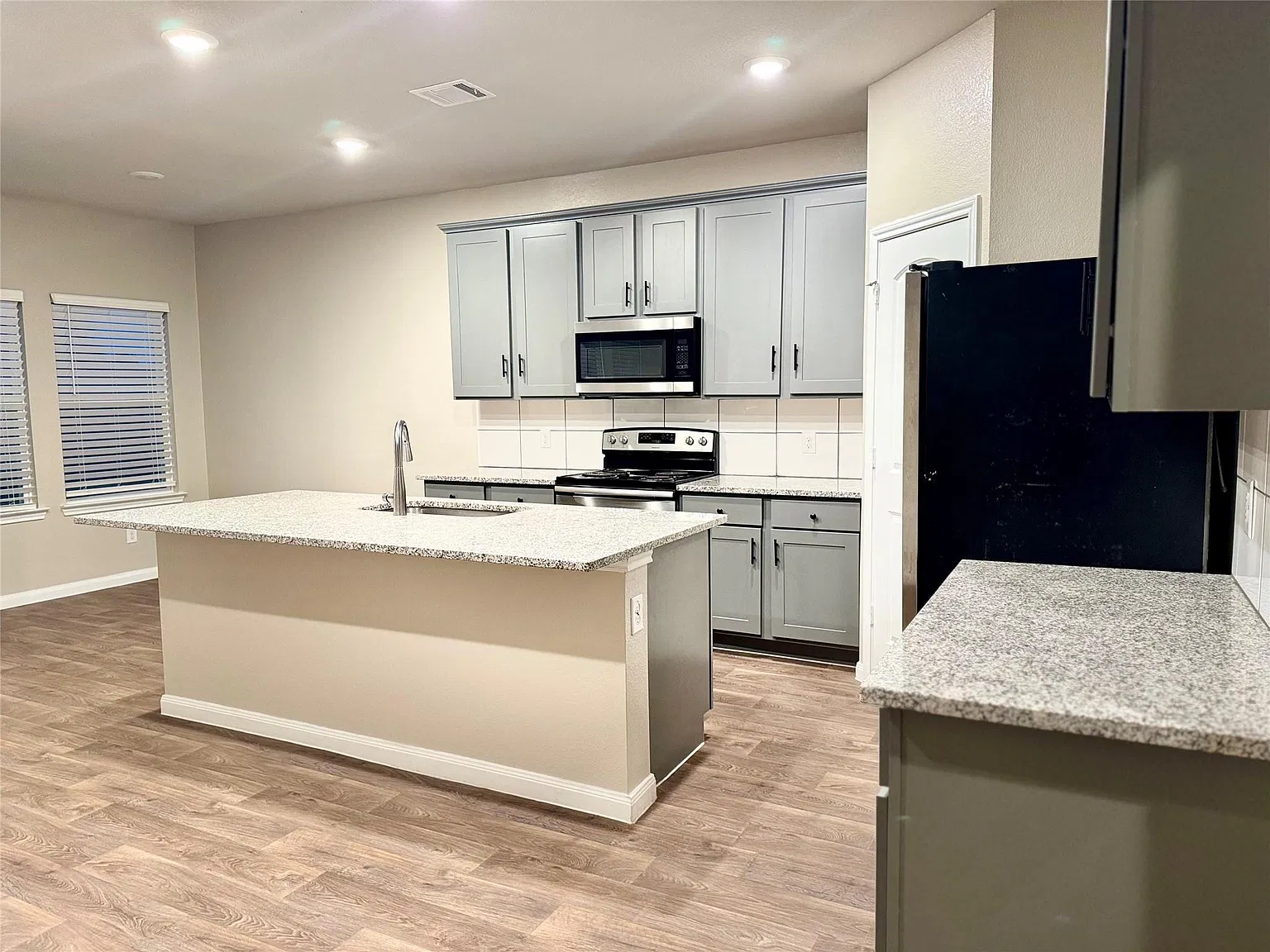 4 bed, 2.5 bath, 1905 sqft, $2,100 — Photo 4