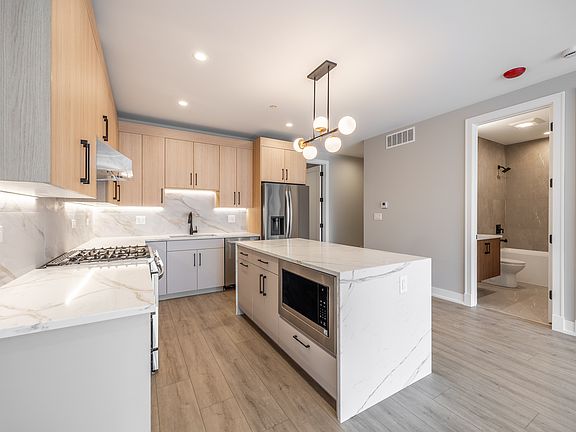 4th image of 2354 W Polk St #501