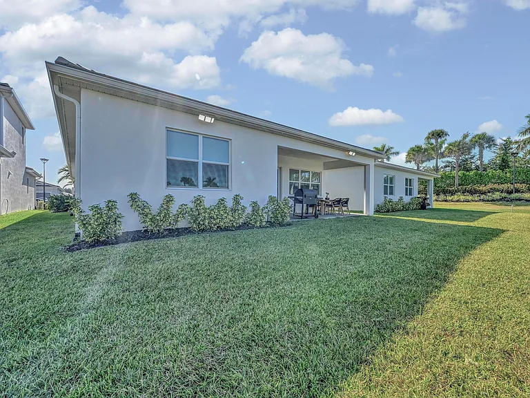 14185 SW Daphne St — Photo 34