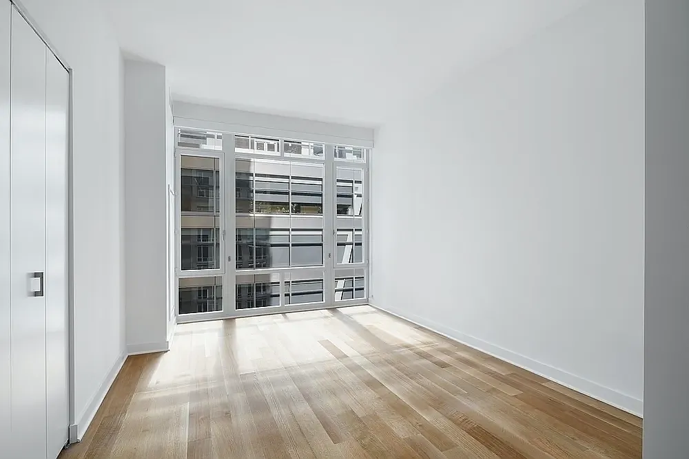 1050 6th Avenue — Photo 2