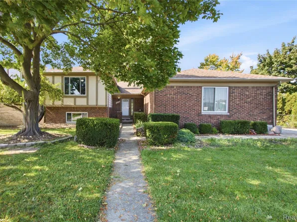 36753 Iroquois Dr, Sterling Heights, MI 48310