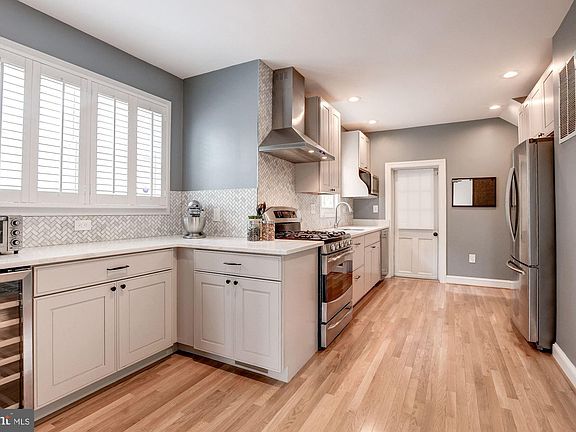 4th image of 8201 Tilbury St