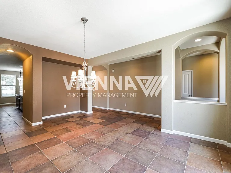 1014 Waterford Dr — Photo 4