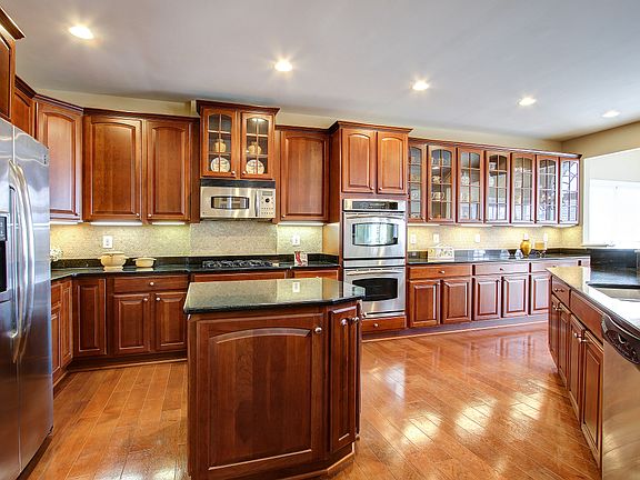 Kitchen with breakfast bar
