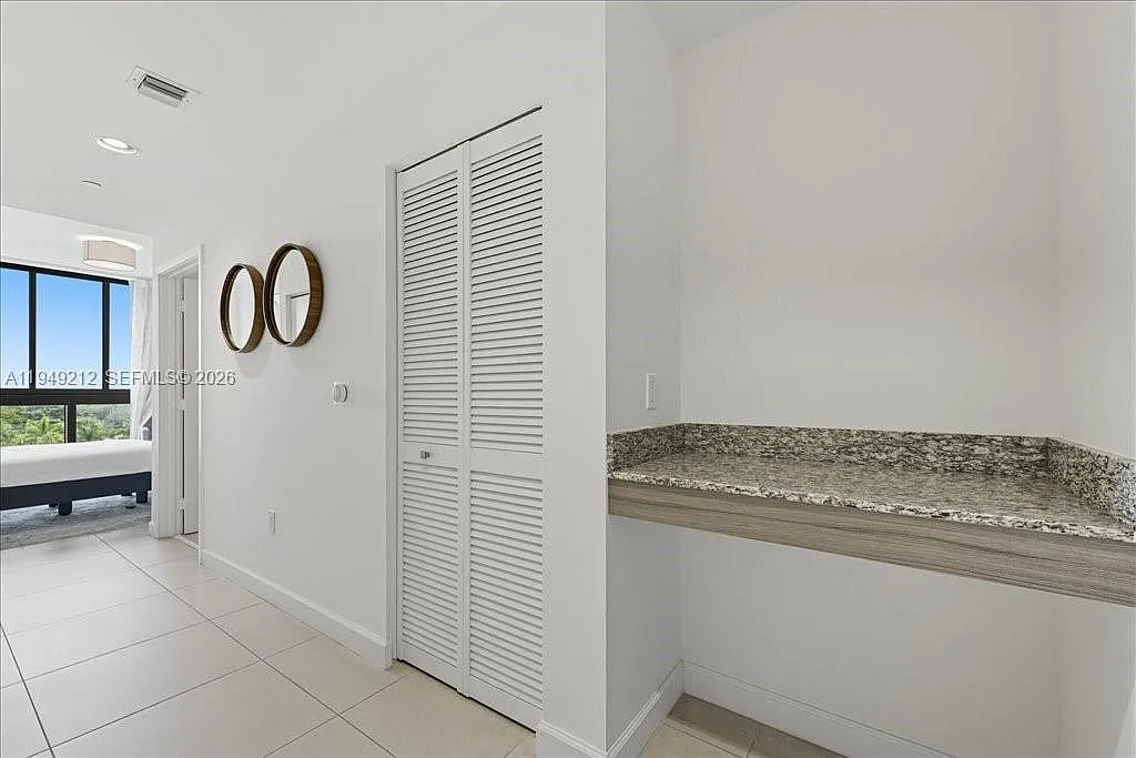 5350 Park Condo — Photo 2