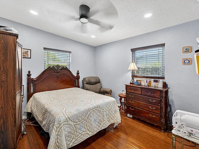 300 SW 25th Ave — Photo 21