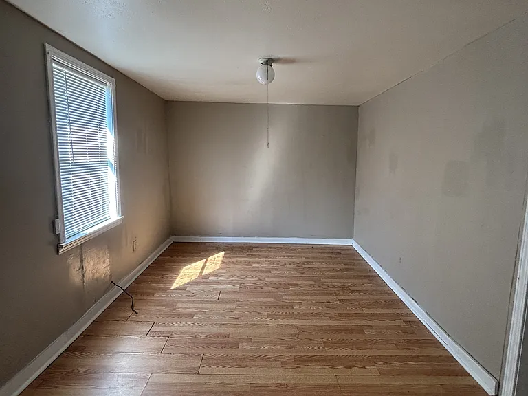 210 W Spring St — Photo 7