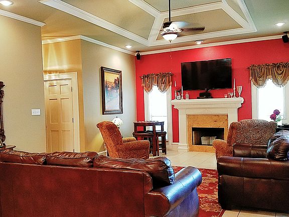 3rd image of 302 Parkview Cir