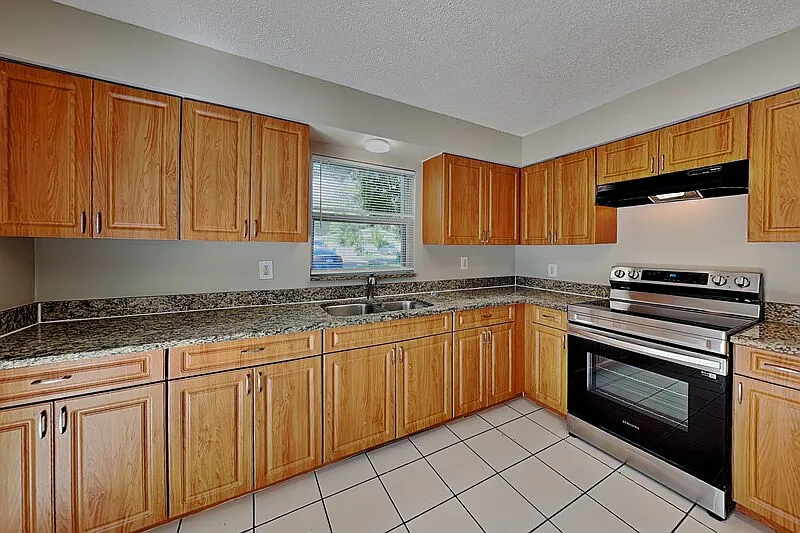3 bed, 1.0 bath, 855 sqft, $1,699 — Photo 3
