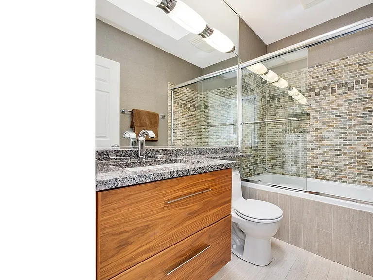 1213 W Roscoe St — Photo 23