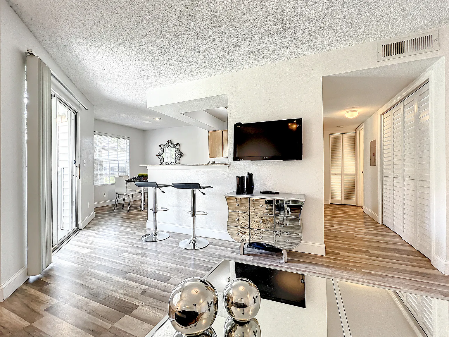 1 bed, 800 sqft, $2,400 — Photo 3