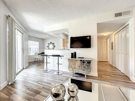 3rd image of 11592 Westwood Blvd #1514