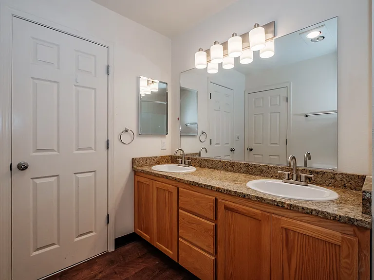 Brentwood Estates | Upstairs Bath