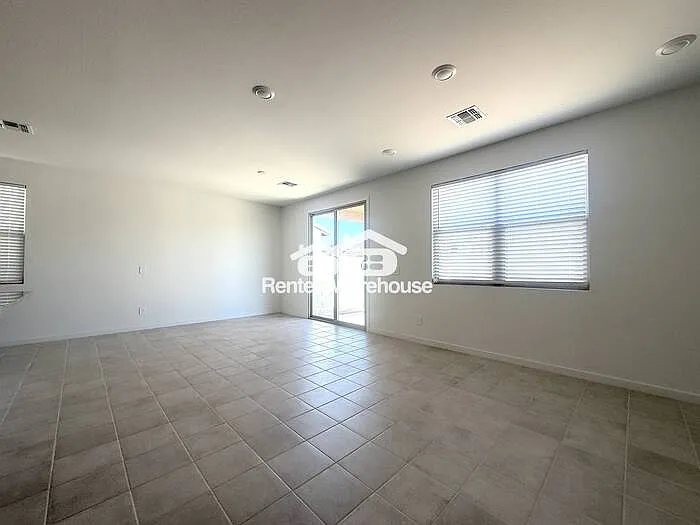 8825 W Albeniz Pl — Photo 3