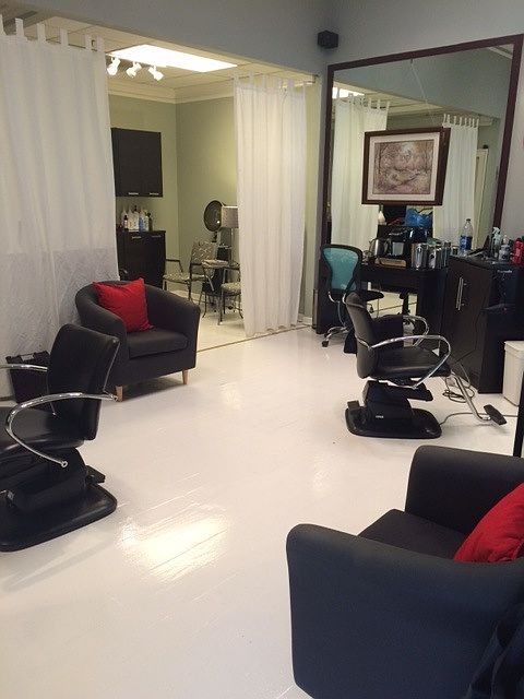 Beautiful fully furnished salon chair rental for an out of t