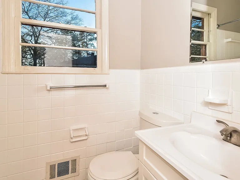 1679_023_main_bathroom_13471013.jpg