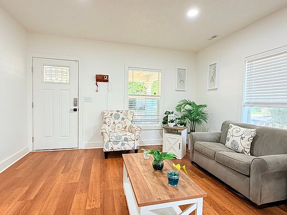 5th image of 1102 N Tibbs Ave