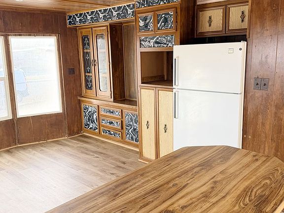 3rd image of 900 N Eve Dr