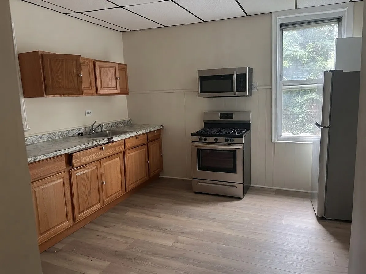 3 bed, 900 sqft, $2,700 — Photo 3