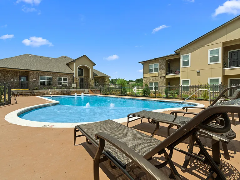 Willow Creek Apartments — Photo 32