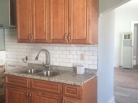 878 Niagara Street - Unit 5 (Upper Back)