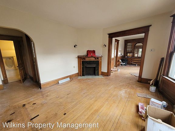 4th image of 1901 E Newberry Blvd