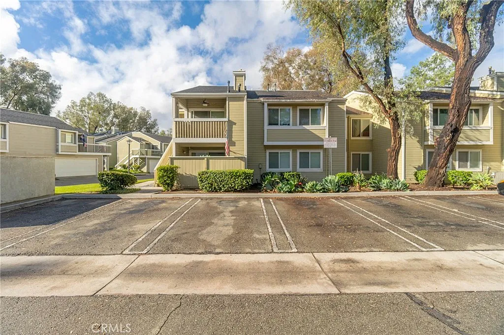 3 bed, 1136 sqft, $3,400 — Photo 2