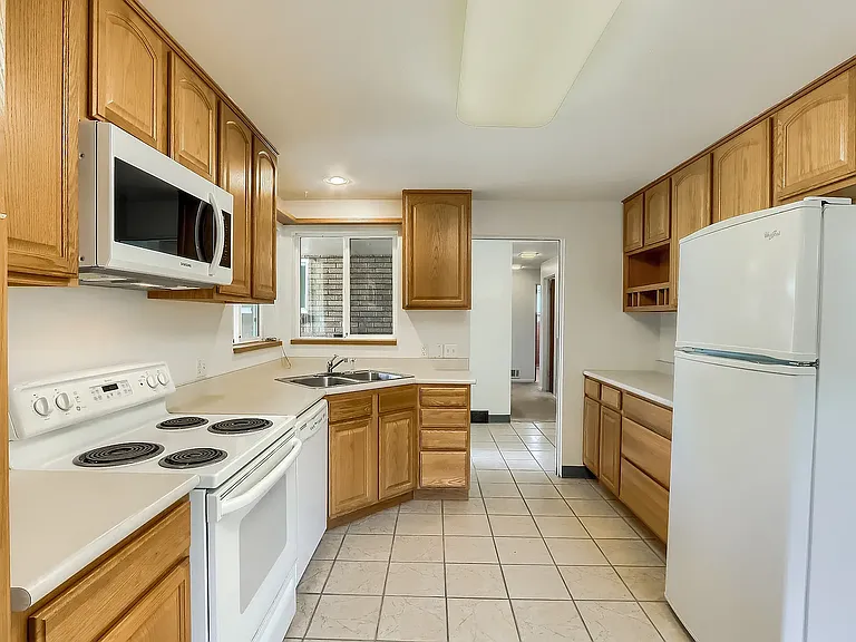 160 S Holly St — Photo 16