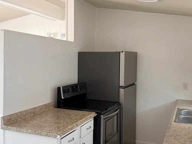 3510 E Blacklidge Dr — Photo 2