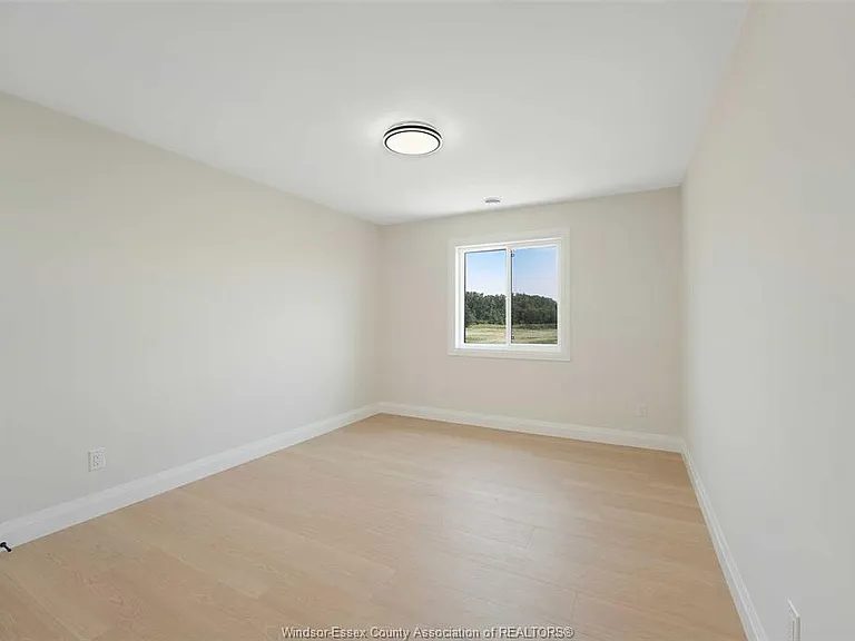 3546 Hallee Cres — Photo 16