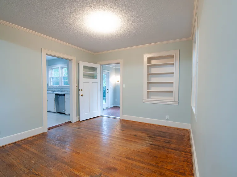134 Lausanne Dr — Photo 3
