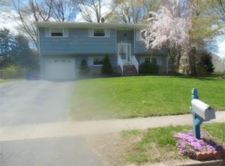 24 Dickerson Dr, Piscataway, NJ 08854