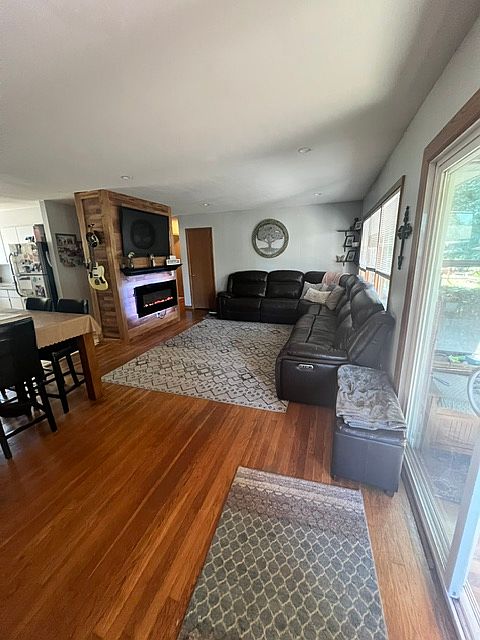1st image of 525 Meadow Ln