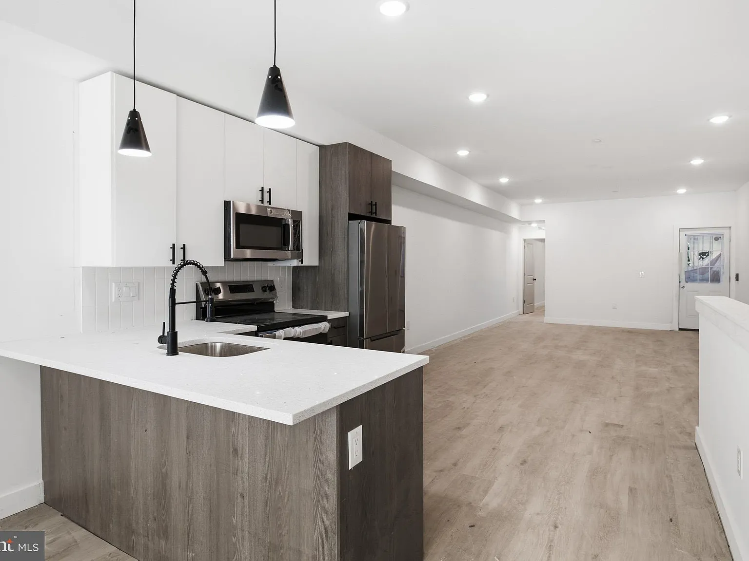 3 bed, $1,800 — Photo 2