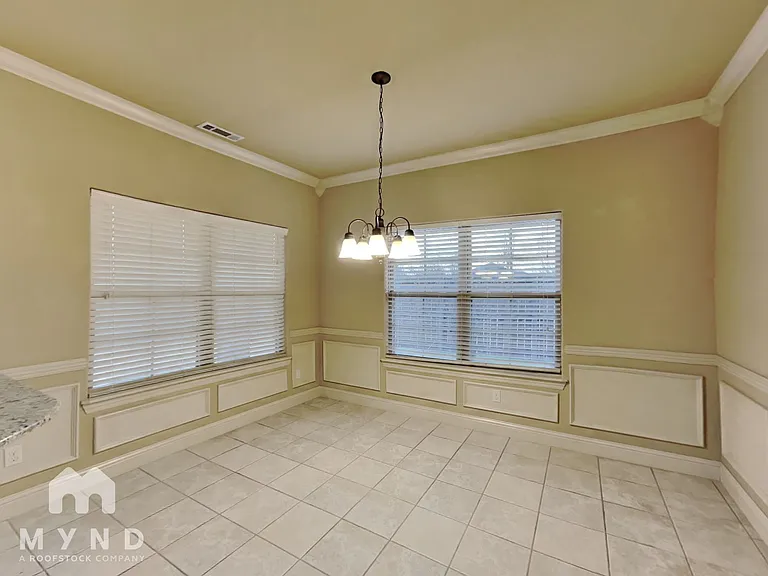 100 NE Larkspur Ln — Photo 5