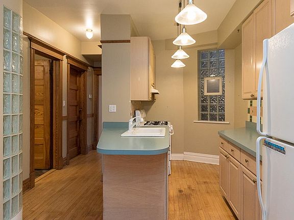 4th image of 1029 N Winchester Ave #1