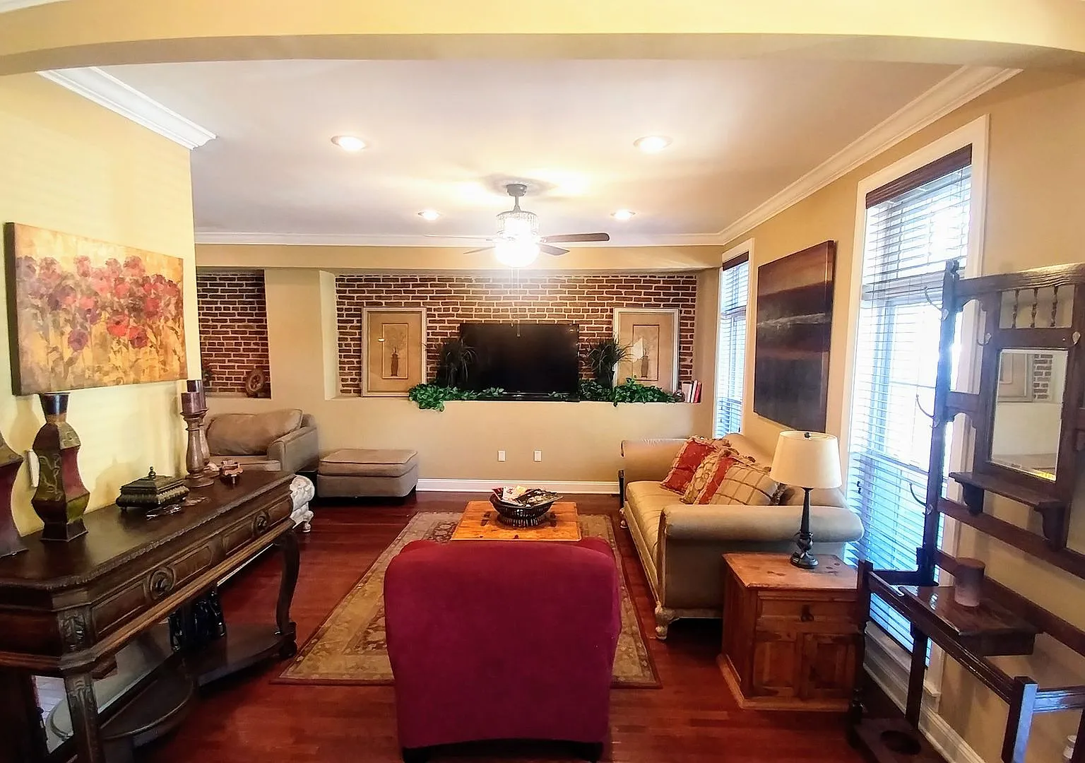 Beautiful & Spacious 3 Br 2 Ba Townhome in Reservoir Hill — Photo 3