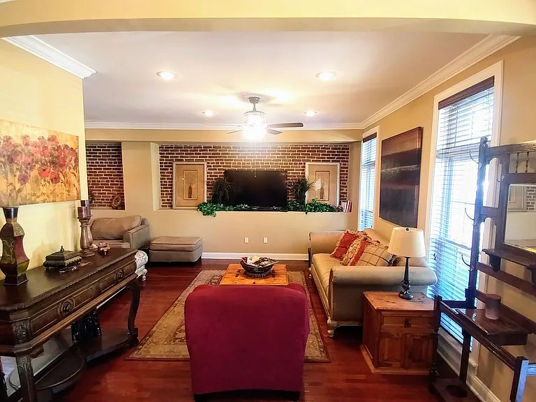 819 Brooks Ln — Photo 3