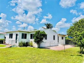 1002 S 27th Ave, Hollywood, FL