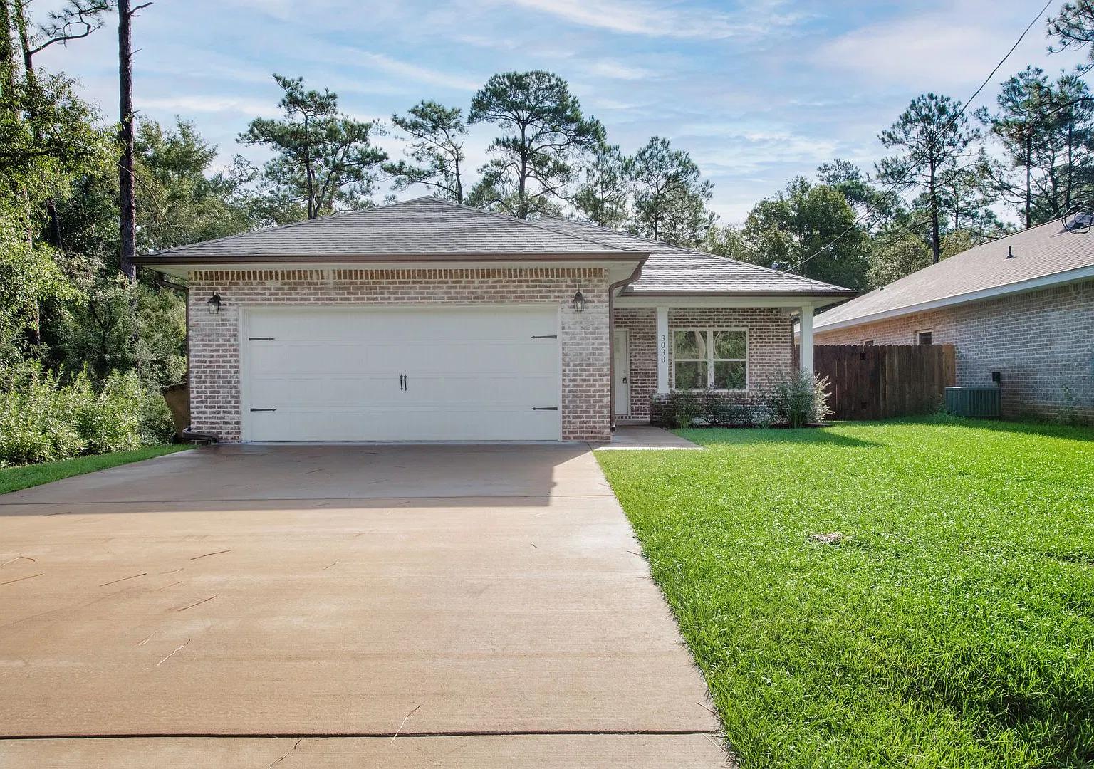 Beautiful 4-Bedroom Home with Modern Finishes, Fenced Yard & Convenient Location! — Photo 1