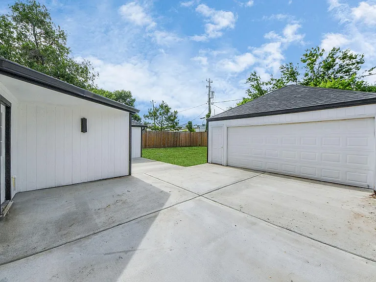 6249 Locke Ln — Photo 11