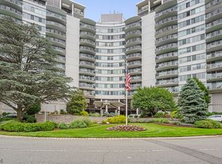 1 Claridge Dr APT 413, Verona, NJ 07044