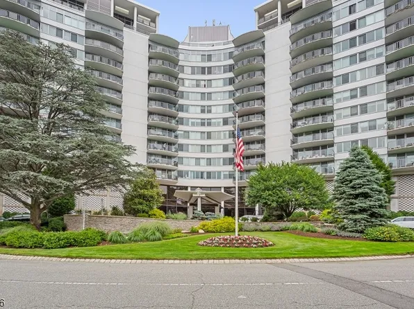 1 Claridge Dr #413, Verona Twp., NJ 07044