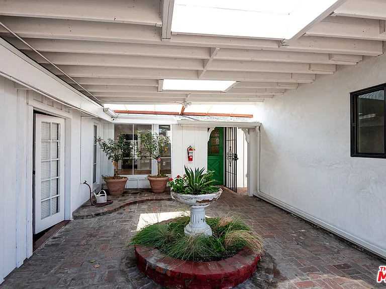 14842 Morrison St — Photo 8
