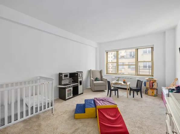 415 East 52nd Street image 4 of 9