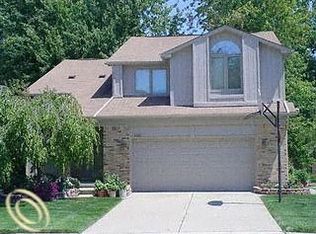 6200 Smithfield Dr, Troy, MI 48085